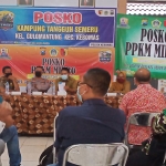 Suasana pertemuan antara warga dengan pihak PT Indo Metal Recycle di Kantor Kelurahan Gulomantung. (foto: SYUHUD/BANGSAONLINE)