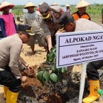 Penanaman bersama pohon alpukat di Hutan Begal Ngawi oleh Jajaran Polres Ngawi.