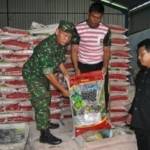 Jajaran Kodim 0816 Sidoarjo dilokasi gudang CV Dunia Tani Makmur untuk pengecekan. foto: Agus HP/BangsaOnline.com