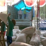 Para kuli saat menaikkan beras untuk dikirim ke Jabodetabek. foto: SYUHUD/ BANGSAONLINE