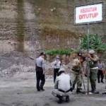 Anggota Satpol PP Pemkab Magetan menutup paksa tambang galian C dengan mendirikan plakat penutupan kegiatan penambangan di lokasi tambang. (Nanang Ari/BANGSAONLINE)