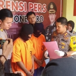 Tersangka begal saat dihadirkan dalam rilis di Mapolres Bojonegoro.