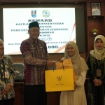 Wabup Joko Sarwono didampingi Sekda Tuban, Budi Wiyana dan Kepala Kemenag Tuban, Hj Umi Kulsum saat menyerahkan penghargaan dan uang apresiasi kepada Karisma