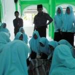 Praktik ujian merawat jenazah yang dilakukan di SMK NU Lamongan. foto: nurqomar/ BANGSAONLINE