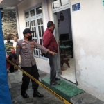 Polisi ketika mendatangi rumah korban dan melakukan olah TKP.