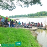 Ratusan orang hilir mudik menyeberangi Sungai Bengawan Solo dengan perahu tambang.