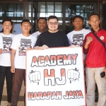 Bupati Kediri Hanindhito Himawan Pramana bersama panitia kejuaraan Kickboxing Piala Bupati Kediri 2024. Foto: Ist.