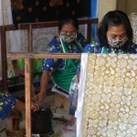 Saat perajin batik sedang bekerja. (foto: ist).