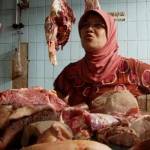 Salah seorang pedagang di Pasar Baru Tuban saat menunggui dagangan daging miliknya. (foto: suwandi/BANGSAONLINE)