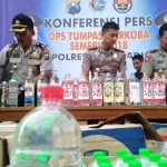 Kapolresta Sidoarjo memamerkan barang bukti hasil tangkapan selama operasi tumpas narkoba semeru 2018.