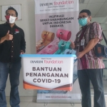 Branch Manager Djarum Jember Doddy Wahyu Wibowo memberikan bantuan APD untuk RS Bhaladika dan RSUD dr. Soebandi.