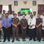 Kejari Trenggalek dan jajaran ASN foto bersama usai kegiatan penyuluhan di Aula Kecamatan Tugu. Foto: HERMAN/ BANGSAONLINE