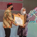 Wali Kota Mojokerto, Ika Puspitasari, saat menerima penghargaan dalam bidang kesehatan.