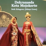 Nampak Ketua Tim Penggerak PKK Kota Mojokerto didampingi seorang model saat opening ceremony Batik Border.