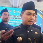 Bupati Mojokerto saat memberi keterangan ke awak media.
