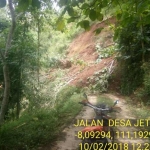 Longsor yang menutupi akses jalan lingkar di Arjosari Pacitan.