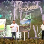 Direktur Utama Petrokimia Gresik, Dwi Satriyo Annurogo, bersama Direktur Operasi dan Produksi, Digna Jatiningsih, dan Direktur Keuangan dan Umum, Budi Wahju Soesilo, saat launching 2 produk pupuk baru. Foto: Ist