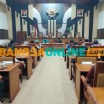 Rapat koordinasi yang digelar Ketua DPRD Kabupaten Pasuruan, Sudiono Fauzan, bersama awak media dan para kepala biro wartawan. Foto: AHMAD FUAD/BANGSAONLINE