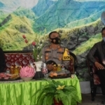 (Dari kiri) Wakil Bupati Kediri H. Masykuri, Kapolres Kediri AKBP Lukman Cahyono, dan Gembala Gereja GPDI Brenggolo Pendeta Yonathan, S.Th. (foto: ist)