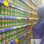 Salah satu makanan produk kaleng yang dilarang dijual karena mengandung cacing. Foto: ARIF K/BANGSAONLINE

