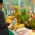 Operasi Pasar Hidmah Satu Abad NU dengan menjual beras murah kolaborasi antara Muslimat NU dengan PT Jatim Graha Utama.