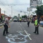 Polisi saat olah TKP di Jalan Raya Taman, Sidoarjo.