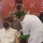 Bupati Banyuwangi Abdullah Azwar Anas menerima suntikan vaksin Sinovac perdana di Pendapa Sabha Swagata Blambangan, Kamis (28/1/2021).