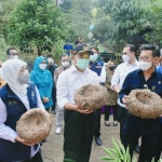 Gubernur Jawa Timur Khofifah Indar Parawansa saat acara panen porang bersama Menteri Pertanian RI Syahrul Yasin Limpo dan Menko Bidang Pembangunan Manusia dan Kebudayaan (PMK) Muhadjir Effendy di Desa Klangon, Kecamatan Saradan, Kabupaten Madiun, Kamis (17/6). Foto: ist