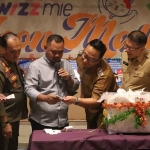 Bupati Fandi Akhmad Yani bersama Wabup Asluchul Alif didampingi Kepala BPPKAD Andhy Hendro W dan Kepala Satpol PP Agustin H. Sinaga saat mengundi hadiah bagi warga patuh bayar pajak. Foto: Ist. 