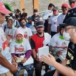 Calon Bupati Kediri Hanindhito Himawan Pramono saat berdialog dengan pemulung TPA Sekoto Kediri, Sabtu (31/10/2020). foto: muji harjita/ bangsaonline.com