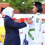 Gubernur Khofifah Indar Parawansa saat mengukuhkan 76 Anggota Pasukan Pengibar Bendera Pusaka (Paskibraka) Tingkat Provinsi Jawa Timur Tahun 2025.