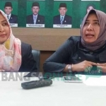 Ketua DPW Perempuan Bangsa (PB) Jawa Timur, Anik Maslachah (kanan) didampingi Sekretaris PB Jatim, Khozanah Hidayati. foto: DIDI ROSADI/ BANGSAONLINE