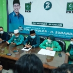 BERI KETERANGAN: Pengurus PKB Sidoarjo menyampaikan hasil hitung cepat Pilbup 2020, Rabu (9/12) malam. foto: MUSTAIN/ BANGSAONLINE