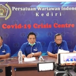 Pengurus PWI Kediri saat membaca desakan kepada Presiden untuk melakukan lockdown. Dari kiri: Yusuf Abidin (Sekretaris), Mega Wulandari (Ketua), Misono (Bendara), dan Setiawan (Ketua HPN PWI Kediri 2020). foto: MUJI/ BANGSAONLINE