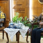 Gubernur Jawa Timur Khofifah Indar Parawansa menerima silaturahim Kapolda Jawa Timur, Irjen Pol Dr. Nico Afinta di Gedung Negara Grahadi Surabaya, Sabtu (21/11/2020) sore.