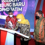 Gubernur Khofifah saat meresmikan gedung baru DPMD Jatim.