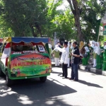 Jajaran pengurus Muslimat NU Gresik melepas kirab mobil siswa dan guru TK. foto: SYUHUD/ BANGSAONLINE