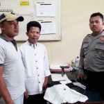 Bahrudin alias Abah Roshid (tengah) saat diamankan petugas Polsek Sukodadi beserta barang buktinya.