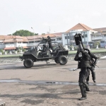 Salah satu aksi yang dilakukan oleh Tim VBSS Pasukan Katak Koarmada II.