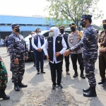 Gubernur Khofifah bersama Pangdam V Brawijaya Mayor Jenderal TNI Suharyanto, Pangkormada II Laksamana Muda TNI Iwan Isnurwanto, dan Kapolda Jatim Irjen Pol Nico Afinta.