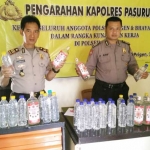 Puluhan miras yang diamankan polisi dari beberapa warung.