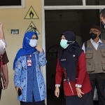 Dari kiri, Plt. Kepala BPBD Kabupaten Kediri Slamet Turmudi, Wabup Kediri Dewi Mariya Ulfa, saat mendampingi Tim Pendampingan Penanganan Covid-19 BNPB Jawa Timur yang dipimpin oleh Kolonel Wajariman (paling kanan). foto: ist.