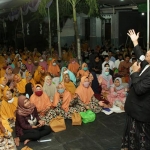Qosim saat berceramah di Majelis Haul dan Khidmat Maulid Nabi Muhammad SAW. foto: ist.