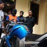 Tersangka saat diamnkan di Mapolres Jombang beserta motor yang digunakannya untuk beraksi. foto: rony suhartomo/ BANGSAONLINE