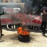 Aksi ratusan mahasiswa STAIN saat menggelar aksi unjuk rasa di halaman kampus. foto: arif kurniawan/BANGSAONLINE