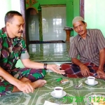 Sertu Suwarjo anjangsana ke rumah Bapak Sanhari di Desa Sembilangan.