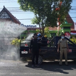 Penyemprotan disinfektan di jalan-jalan utama dan di fasilitas umum sekitar wilayah Pabrik Tuban hingga beberapa desa di wilayah Kecamatan Kerek, Kabupaten Tuban, Rabu (14/7/2021). (foto: ist)