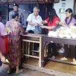 ?

A Cheng, pemilik agen sembako bagikan paket sembako di rumahnya.foto:muhammad syafii/BANGSAONLINE