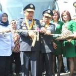 RESMI. Bupati Saiful Ilah didampingi Wabup MG Hadi Sutjipto menggunting pita sebagai tanda BRT resmi diopersaikan, kemarin. foto: satria muhlis/BANGSAONLINE