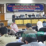 Bupati Tuban saat membacakan LKPJ di hadapan para dewan. foto: SUWANDI/ BANGSAONLINE
